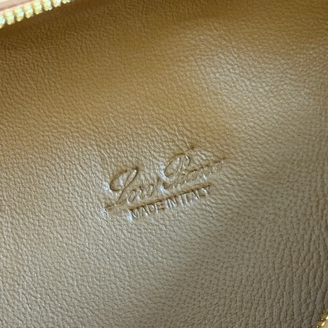 p1160💋💋💋【Original leather configuration counter complete package】 𝐋𝐨𝐫𝐨 𝐏𝐢𝐚𝐧@ Extra pocket L19 series handbag/crossbody bag, all steel deerskin, the most comfortable life is not defined, just like loro The material design of pian@ does not require complicated design styles. The simple and soft outline is elegant and durable, like an exquisite cosmetic case, which perfectly balances appearance and functionality. The leather is delicate and feels as soft as butter. The small bag has a large capacity. It is not only portable with a thin shoulder strap, but can also be worn cross-body. Sisters who have a special liking for minimalist style can buy it. It is simple and versatile. The simpler, the more different. Stars and Instagram celebrities are all planting it. There are two sizes of 19 cm and 27 cm. One is exquisite and casual, and the other is elegant and grand. Size: Small: length 19×width 7×height 12cm (